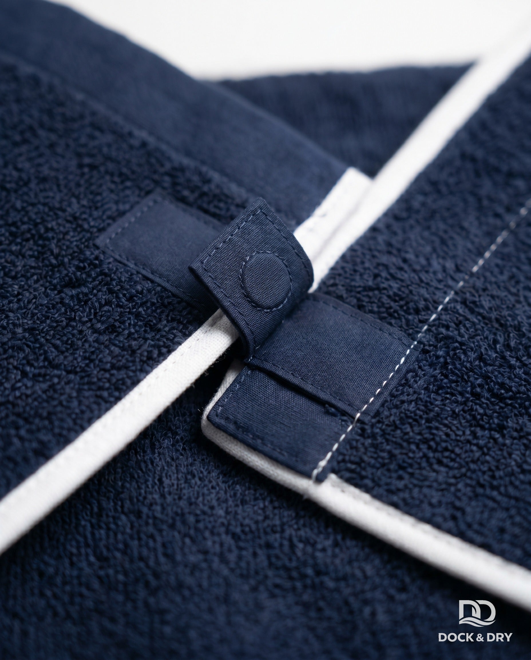 Close-up of the built-in corner magnet – Dock & Dry